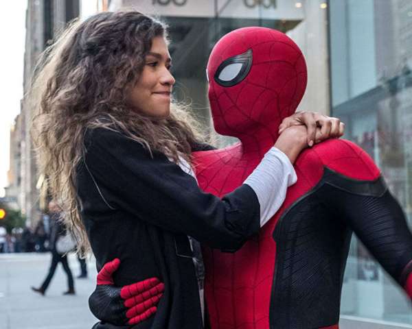 Spider-man-far-from-home-Hug-Zendaya