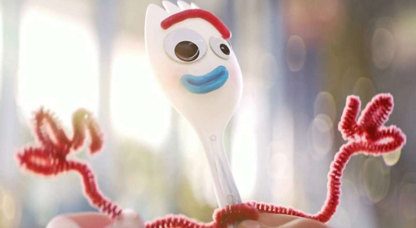 Toy-Story-4-Forky-in-hand
