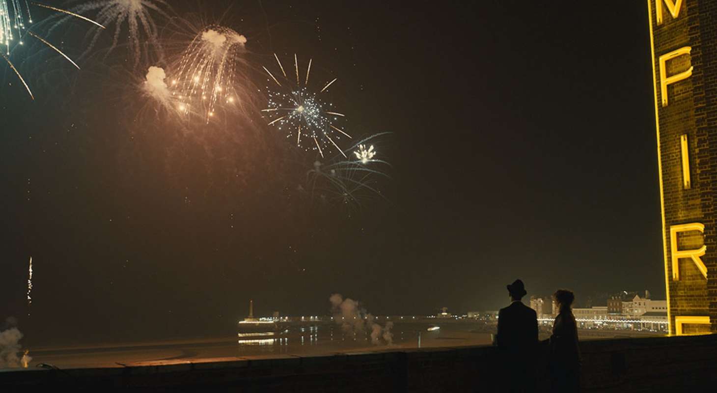 empire-of-light-michael-ward-and-olivia-colman-fireworks