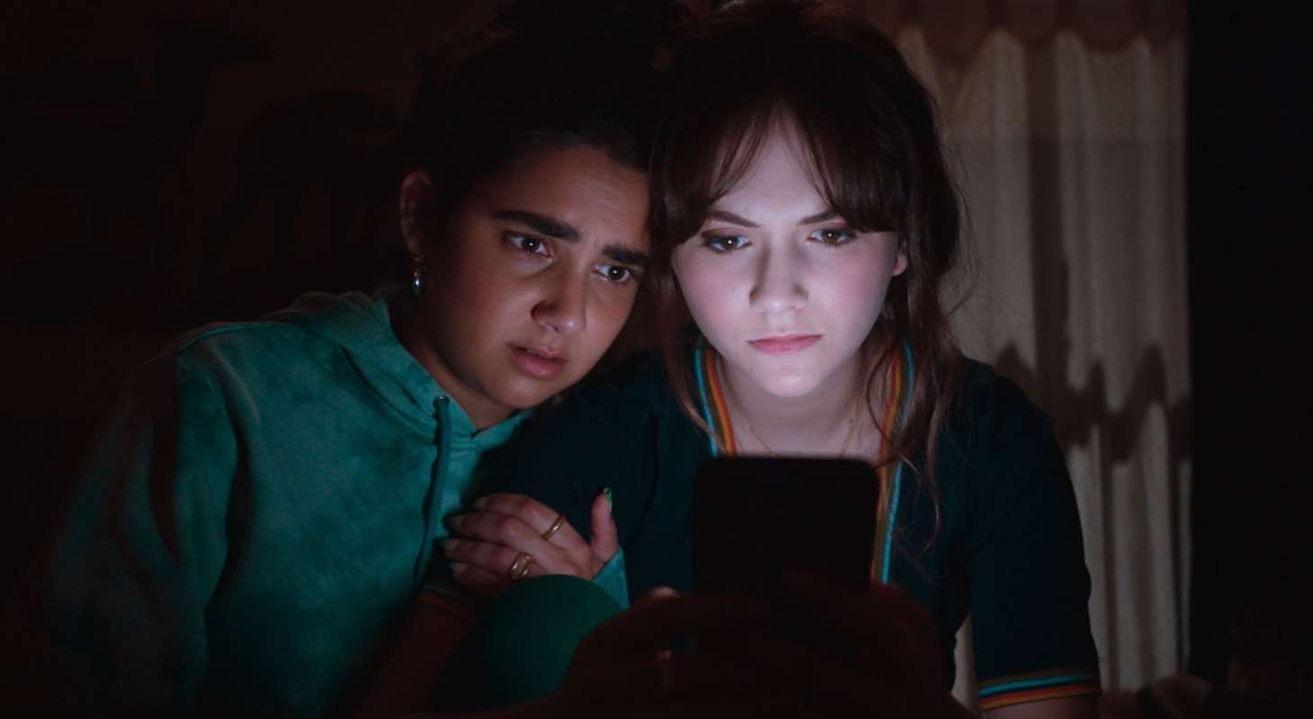 cat-person-emilia-jones-and-Geraldine-Viswanathan