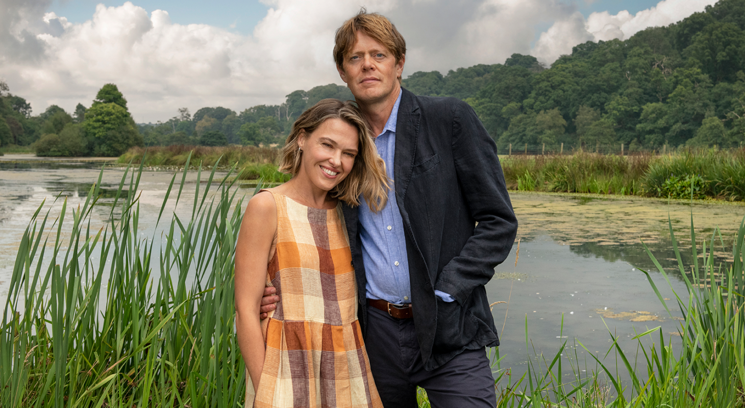 Beyond Paradise: Sally Bretton (Martha Lloyd) and Kris Marshall (DI Humphrey Goodman) – Courtesy of BritBox