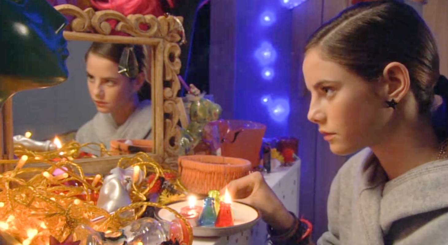 Kaya Scodelario as Effy in Skins S01E08, sitting in front of a vanity covered in make-up