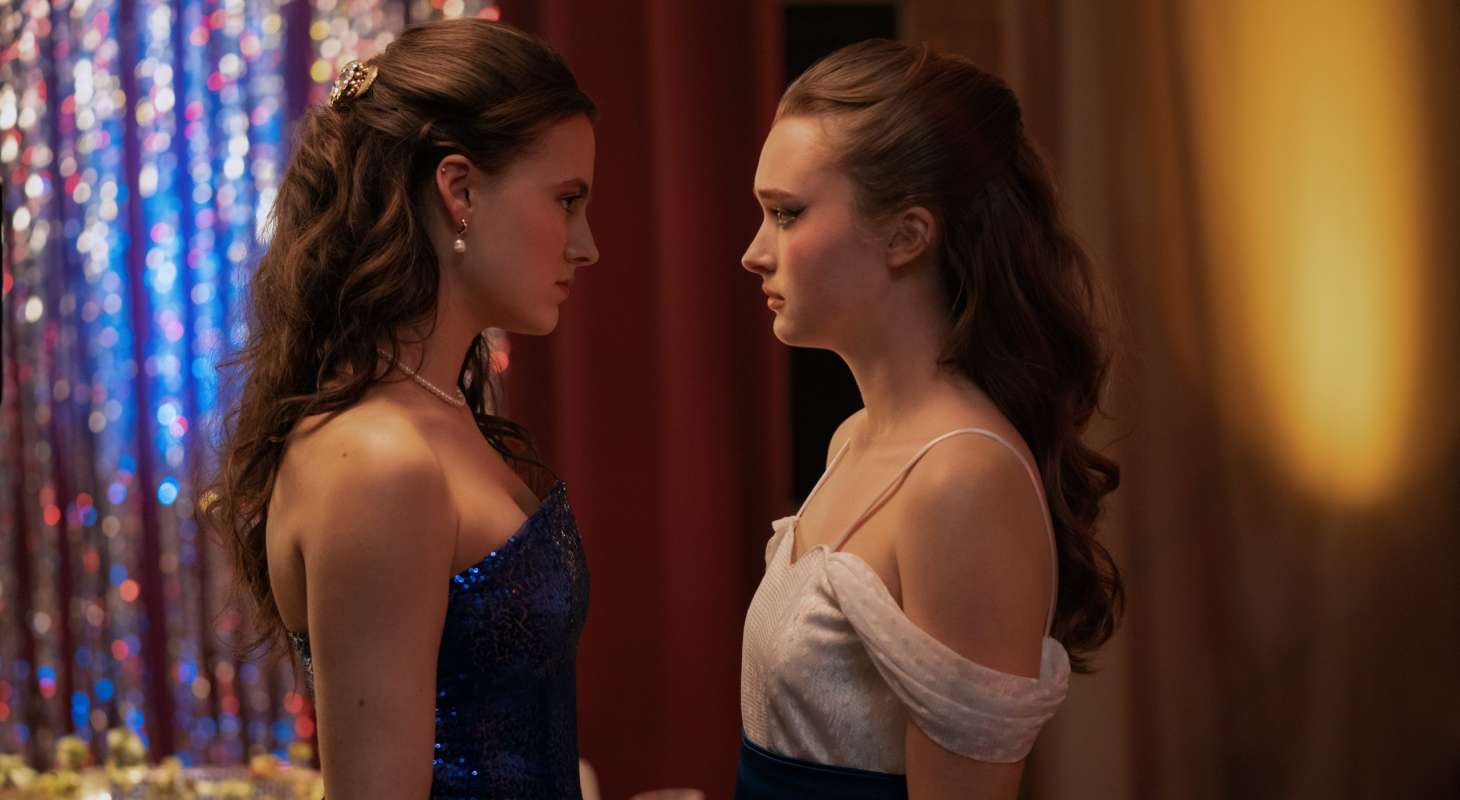 Fear Street: Prom Queen. (L-R) Fina Strazza as Tiffany Falconer and India Fowler as Lori Granger in Fear Street: Prom Queen. Cr. Alan Markfield/Netflix © 2025.