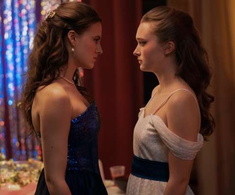 Fear Street: Prom Queen. (L-R) Fina Strazza as Tiffany Falconer and India Fowler as Lori Granger in Fear Street: Prom Queen. Cr. Alan Markfield/Netflix © 2025.