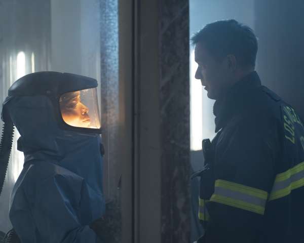 Angela Bassett and Peter Krause in 9-1-1
