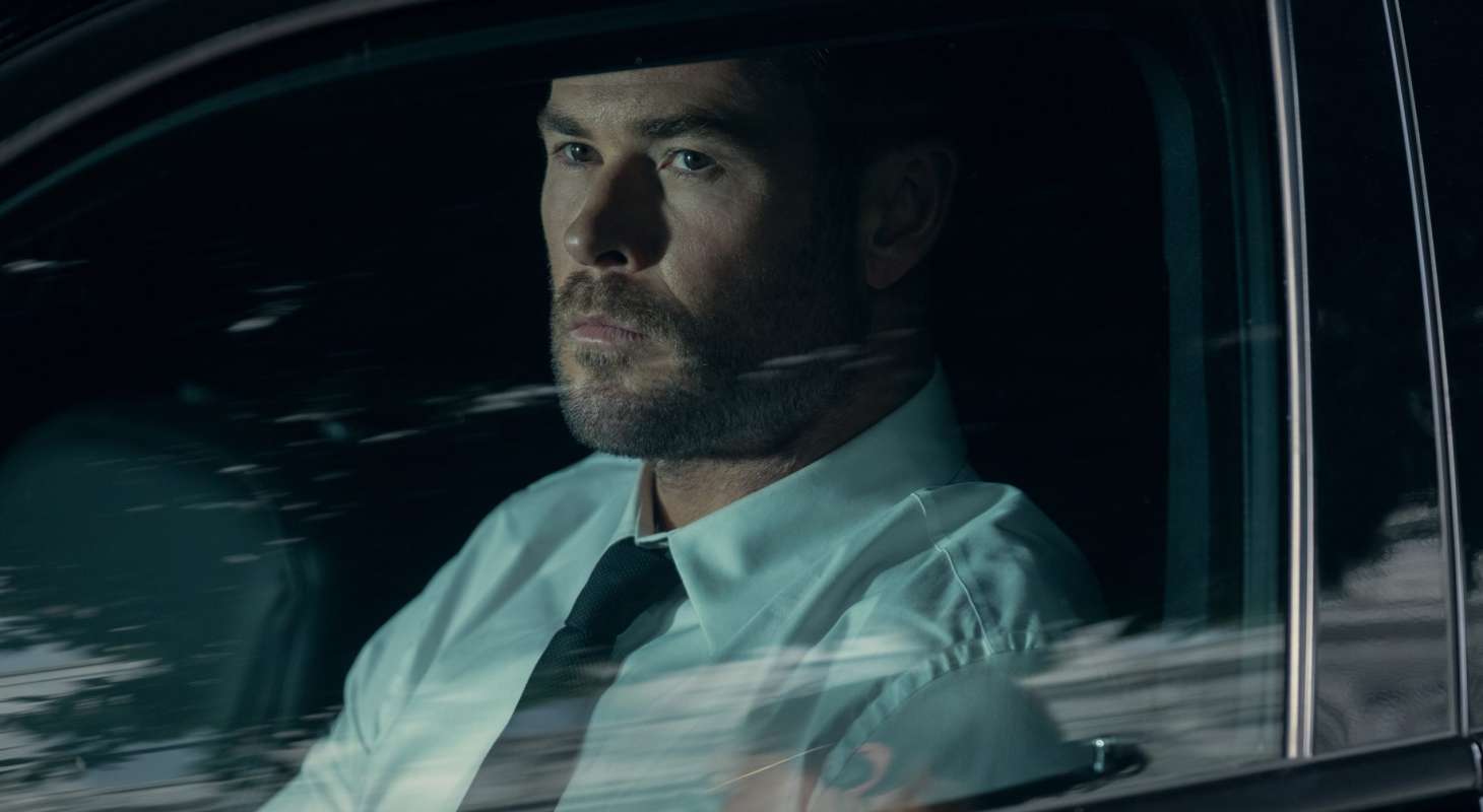 Chris Hemsworth stars as ‘Davis’ in CRIME 101. (Photo Credit: Merrick Morton)