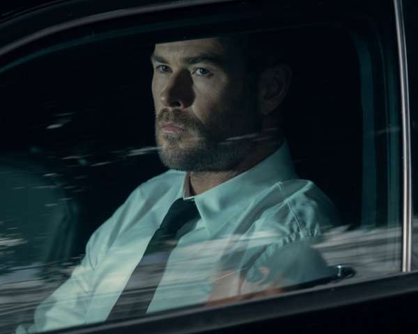 Chris Hemsworth stars as ‘Davis’ in CRIME 101. (Photo Credit: Merrick Morton)